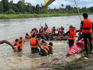 Aktiviti Berakit di tepi Sungai Perak